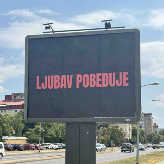 "Ljubav pobeđuje" ― poruka koja zbunjuje javnost osvanula širom regiona