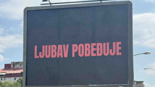"Ljubav pobeđuje" ― poruka koja zbunjuje javnost osvanula širom regiona