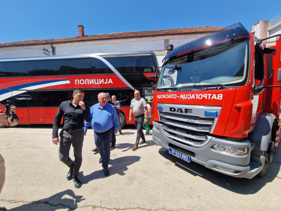 Vatrogasci dobili novo vozilo, osam kolega i dron