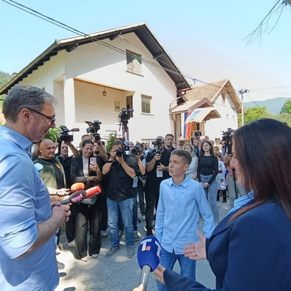 Vučić posetio selo Jezero; Dočekala ga deca; "Hvala što čuvate naše srpsko ime i prezime";  Najavio pomoć