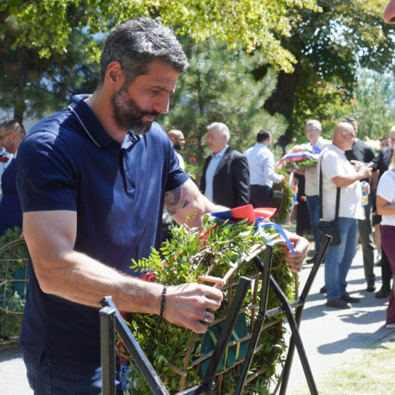 Šapić prisustvovao parastosu i položio venac u znak sećanja na žrtve "Oluje"