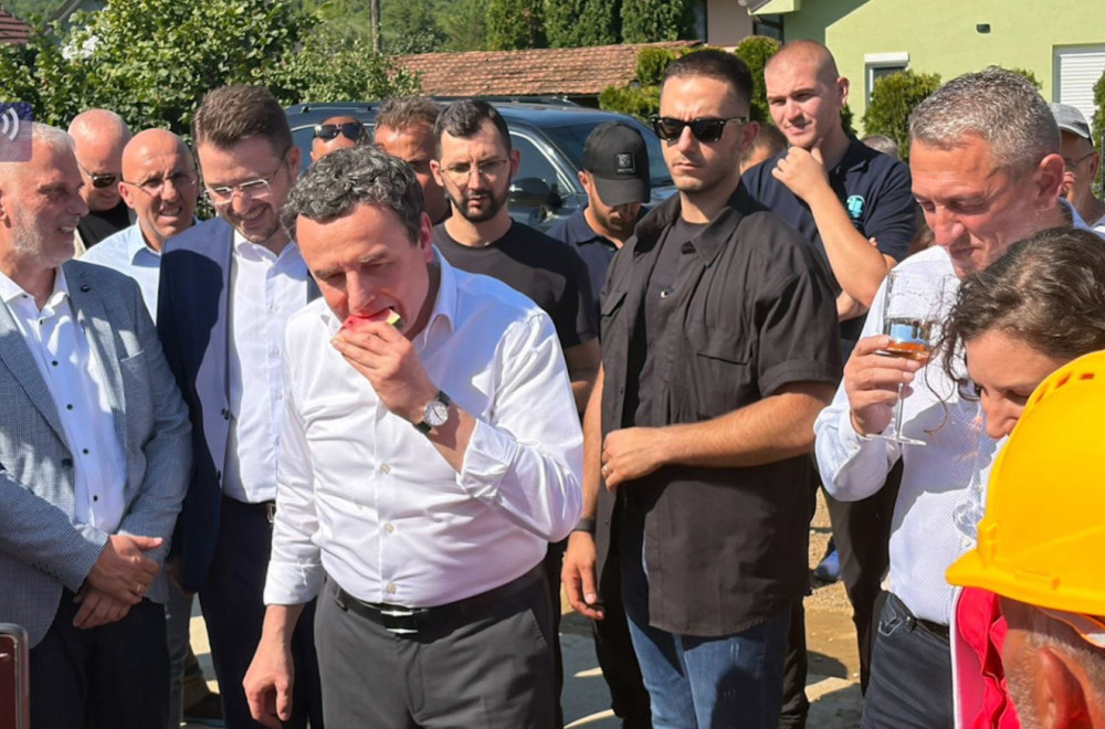Petković: "Rašić sa gazdom Kurtijem nasmejan pozira dok se čestitim Srbima ruše kuće i vikendice"