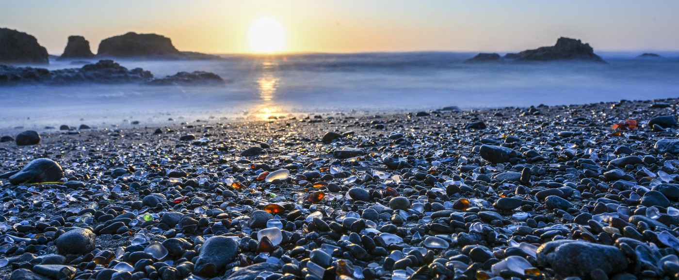 Ova zadivljujuća plaža nastala je od deponije: Umesto peska milioni šarenih komadića stakla FOTO