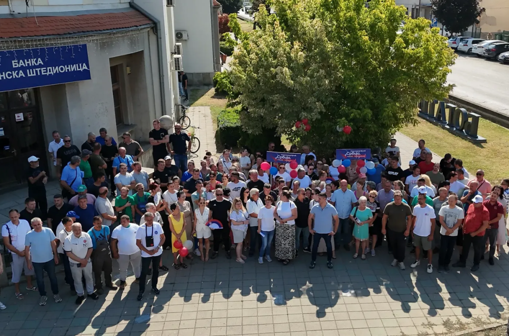 Najavljeni "okršaj" u Bogatiću izostao: SNS aktivisti se okupili, ali blokaderi se nisu pojavili FOTO/VIDEO