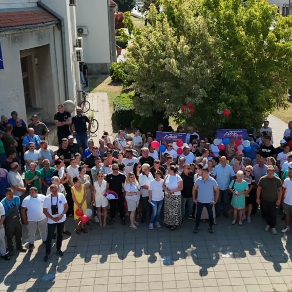 Najavljeni "okršaj" u Bogatiću izostao: SNS aktivisti se okupili, ali blokaderi se nisu pojavili FOTO/VIDEO