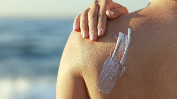 Krema ili sprej za sunčanje? Dermatolozi otkrili šta je bolji izbor
