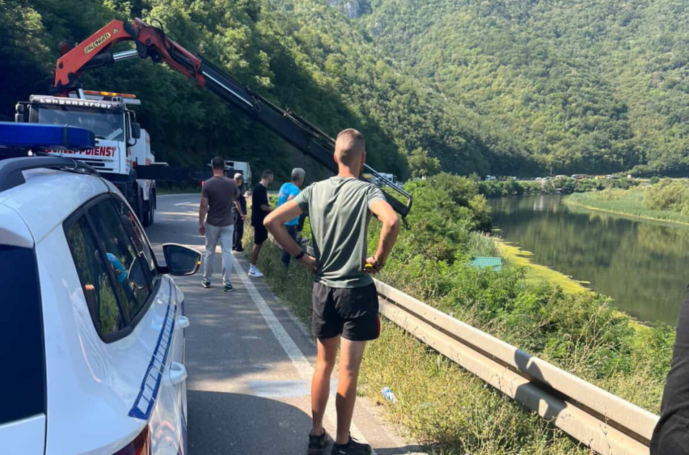 Auto sleteo u jezero Međuvršje kod Čačka: Vozač uspeo da se izbavi FOTO/VIDEO