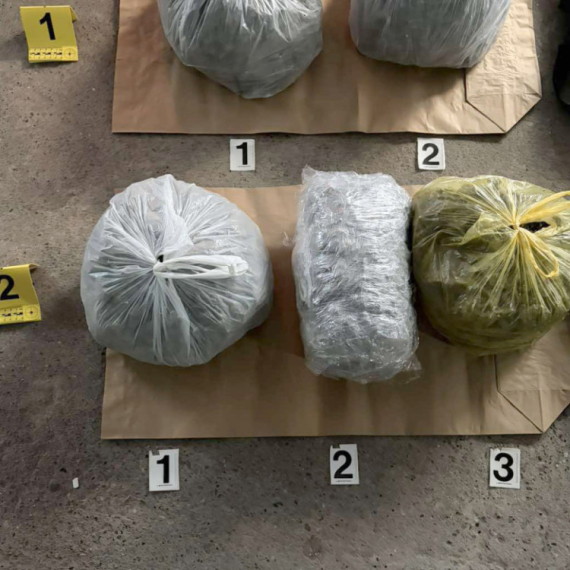 Policija zaustavila automobil kod Kruševca: Pronađeno 5,5 kilograma materije za koju se sumnja da je marihuana