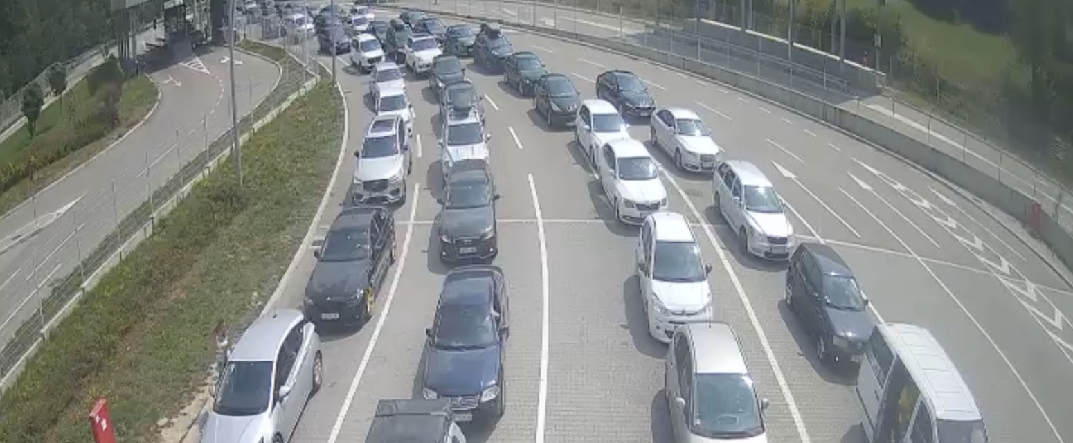 Srbi hrle na more u Crnu Goru, kolaps na graničnim prelazima; Kilometarska kolona vozila FOTO