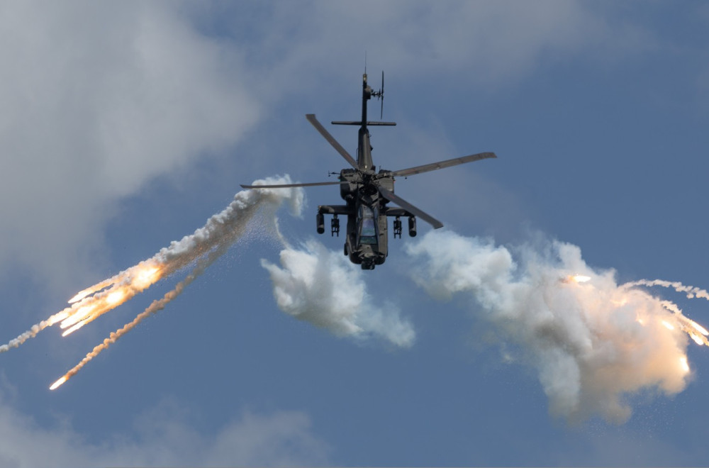 Grčka diže "Apače"; Dva moćna helikoptera lete ka Emiratima FOTO