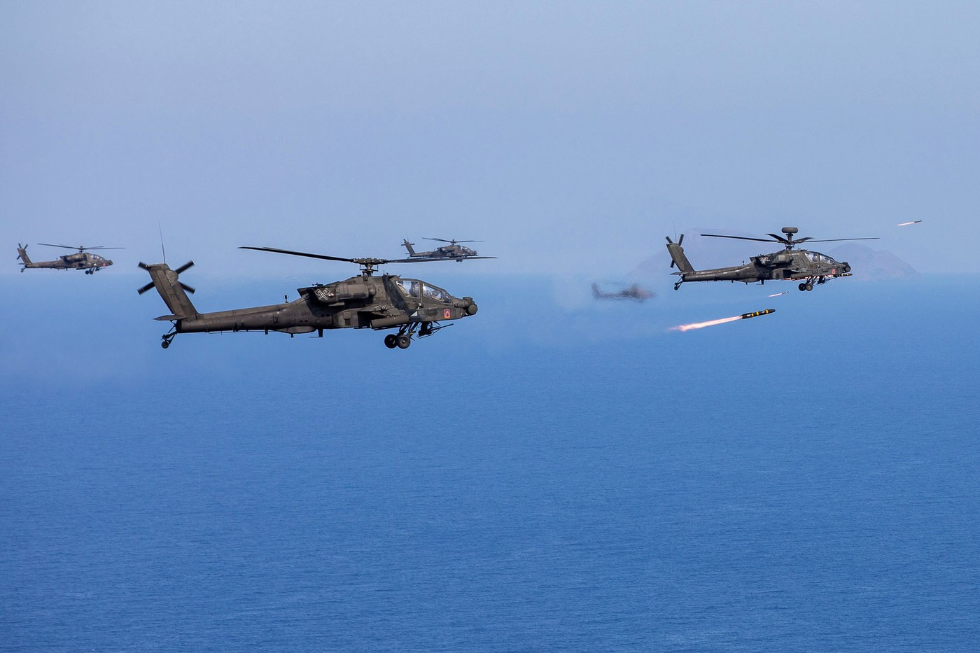 Grčka diže Apače; Dva moćna helikoptera lete ka Emiratima FOTO