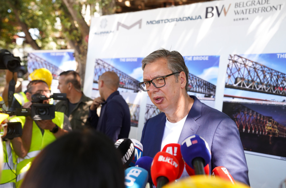 Vučić: "Hvala vatrogascima, stambena naselja nisu ugrožena"; "Helikopteri su juče ogroman posao uradili"