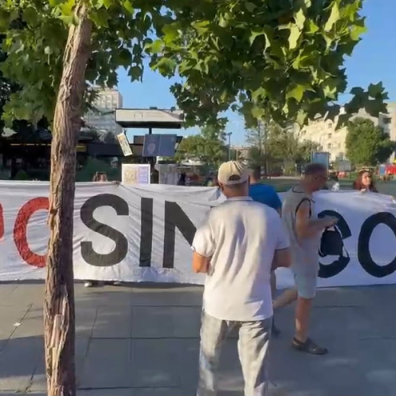 Opet teror manjine; Petoro blokader ometa "Expo karavan" u Kragujevcu VIDEO