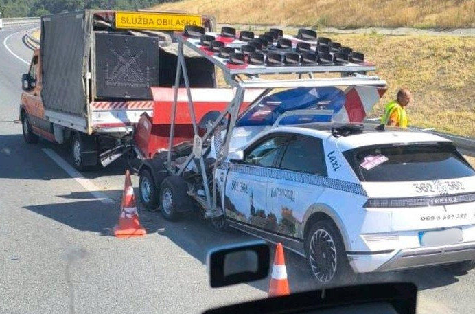 Električno vozilo udarilo u putarski kamion: Saobraćajna nezgoda na auto-putu Miloš Veliki kod Obrenovca