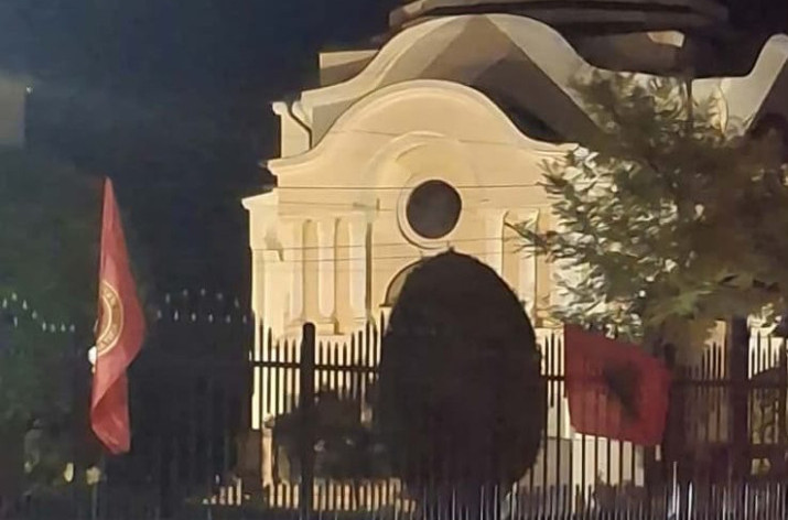 Novi udar na svetinje SPC; Okačene UČK zastave FOTO