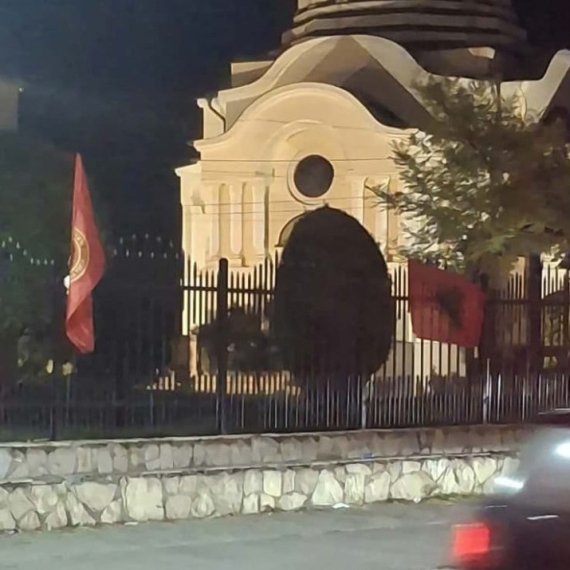 Novi udar na svetinje SPC; Okačene UČK zastave FOTO