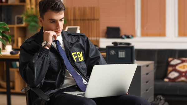 FBI objavio hitno upozorenje: Sajber-kriminalci upadaju na naloge i kradu intimne slike