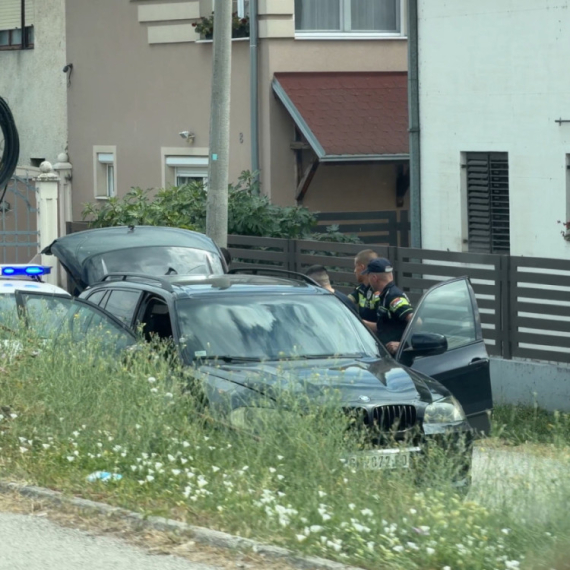 Pokušao da pobegne policiji: Presretnut BMW X5, vozaču stavljene lisice FOTO