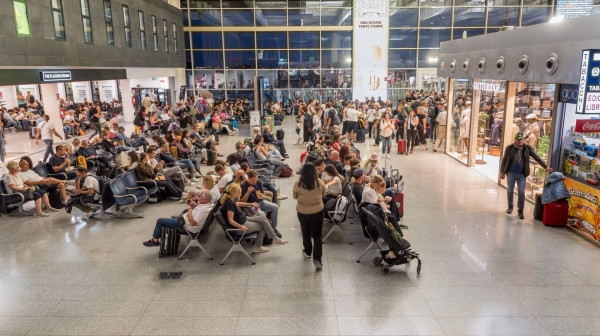 Turisti zarobljeni zbog vulkana: Taksi i do 800 evra, smeštaj preskup, spava se na travi i podu FOTO/VIDEO