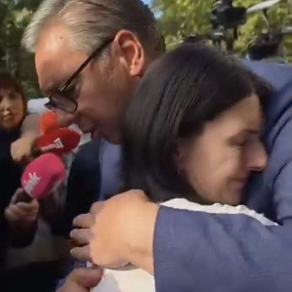 Majka u Paraćinu prišla Vučiću zbog bolesnog sina, on odmah pozvao RFZO: "Za 7 do 10 dana dobićete lek" VIDEO