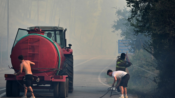 Siviri u plamenu, stižu dramatični snimci: Gore kuće, Srbi u grotlu požara VIDEO