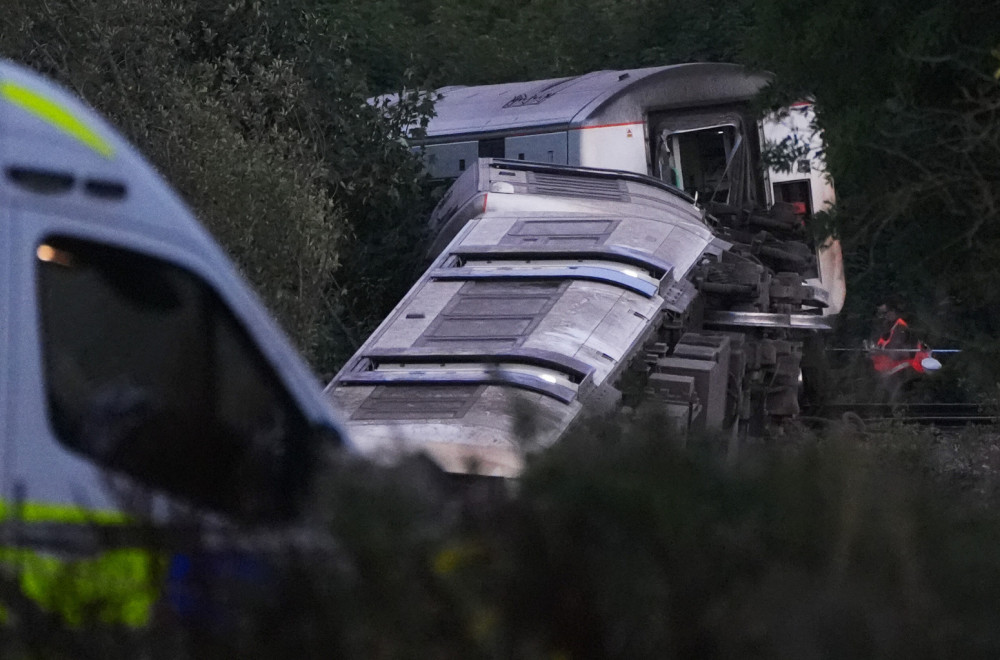 Voz sa 150 putnika iskočio iz šina; Ima teško povređenih; Hitne službe na nogama FOTO/VIDEO