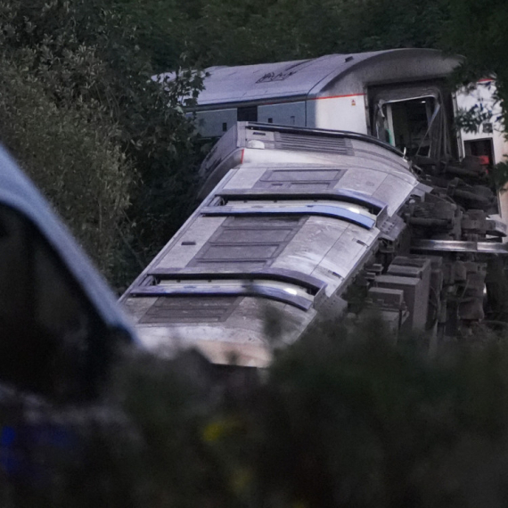 Voz sa 150 putnika iskočio iz šina; Ima teško povređenih; Hitne službe na nogama FOTO/VIDEO