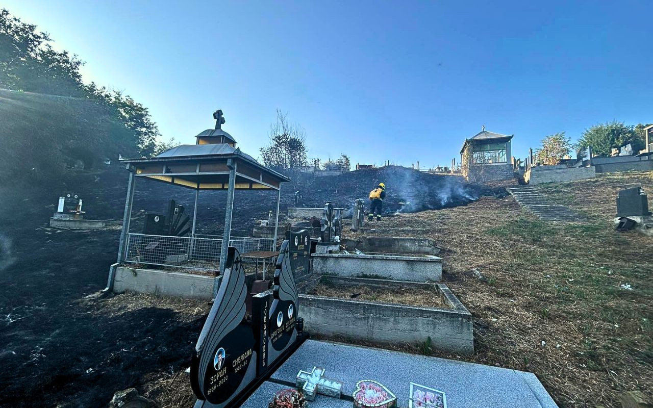 JKP Šumadija Kragujevac apeluje na građane na oprez prilikom paljenja sveća na grobljima