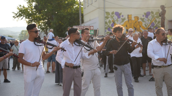 Ovo selo danas je najveselije u Srbiji: Zasvirale violine, podignuta zastava, a stigla i važna najava FOTO
