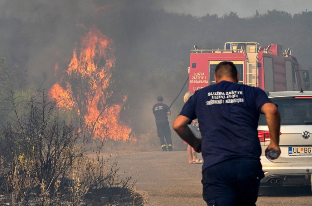 Požar kod Herceg Novog se širi; Evakuisano stanovništvo – angažovani helikopteri i avioni VIDEO