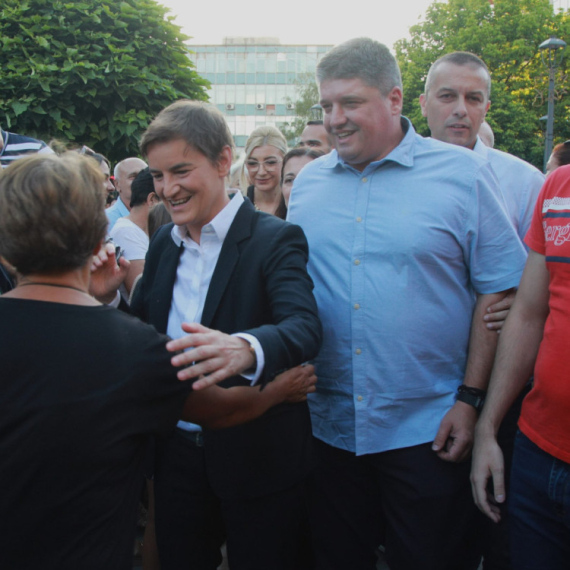 Brnabić posetila Paraćin: "Borili smo se uz Vučića da sačuvamo Srpsku fabriku stakla" FOTO