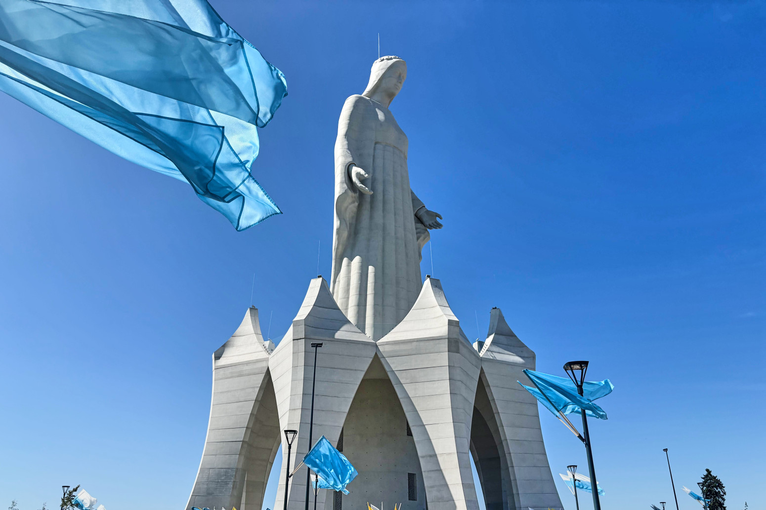 Visoka 55 metara, a u kruni ima vidikovac: Otkrivena statua Bogorodice, viša od Hrista u Riu FOTO