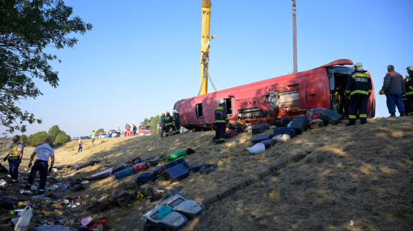 Horrific accident in Hungary: Bus full of passengers crashes into ditch; Many dead PHOTO