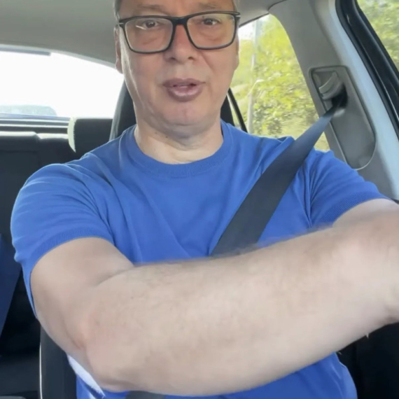 Vučić otišao da opere automobil, pa otkrio kako je prošla "operacija": "Svađao sam se sa crevom i žetonima"