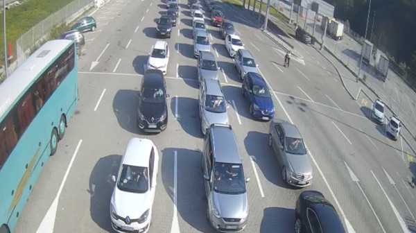 Turisti "okupirali" Gostun: Nepregledne kolone ka Crnoj Gori, a ovaj prelaz kao da je zaboravljen FOTO