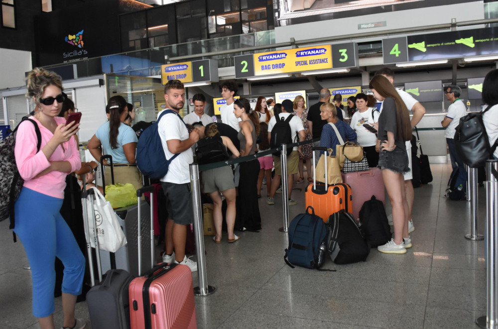 Lava spews from Mount Etna, Airport restrictions imposed: Tourists face travel chaos PHOTO
