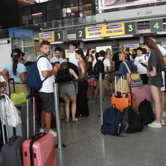 Kulja lava, na aerodromu ograničenje: Turisti u problemu zbog Etne FOTO