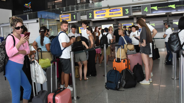 Kulja lava, na aerodromu ograničenje: Turisti u problemu zbog Etne FOTO