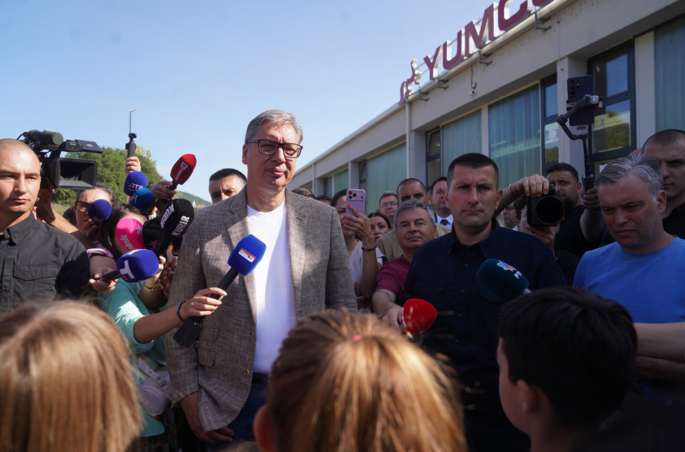 Vučić u obilasku kompanije Jumko: Radinicima bolji uslovi, pogon neće biti ugašen FOTO