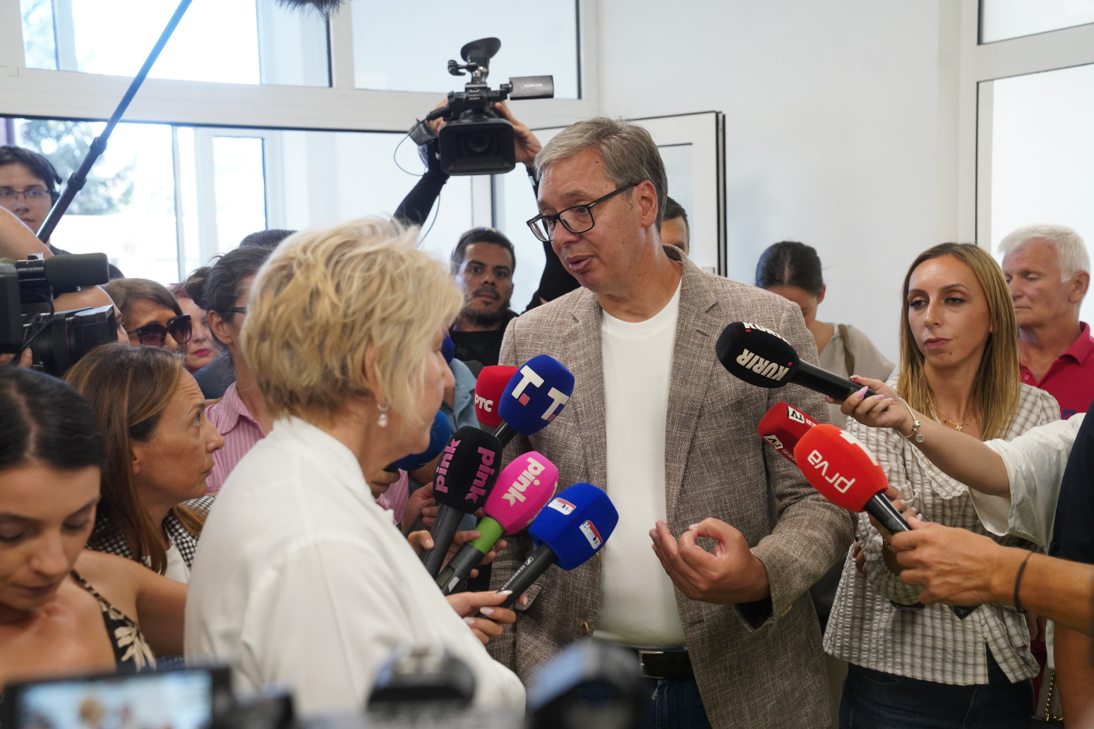 Vučić in Kuršumlija: Welcomed by a large number of citizens; Talks to the people and solves the problems PHOTO
