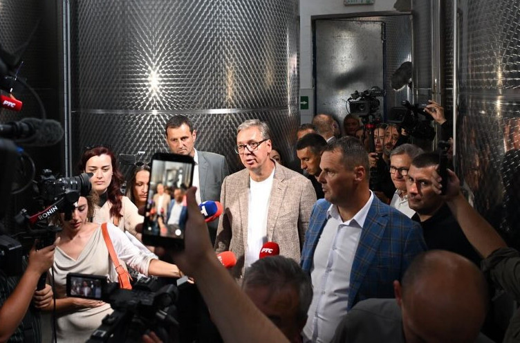 Vučić obišao porodičnu destileriju: "Nadam se da ćemo uspeti da budemo vinska sila, ne samo u regionu"