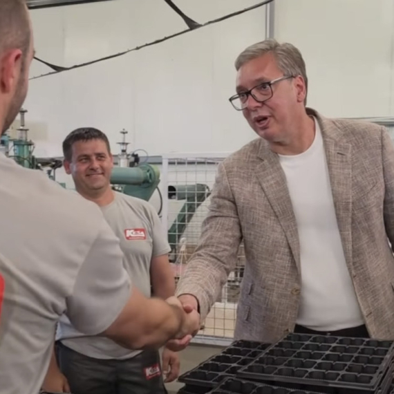Vučić u Pejkovcu najavio ulaganja: "Radićemo trotoare, puteve i kanalizaciju"; Obišao fabriku ambalaže