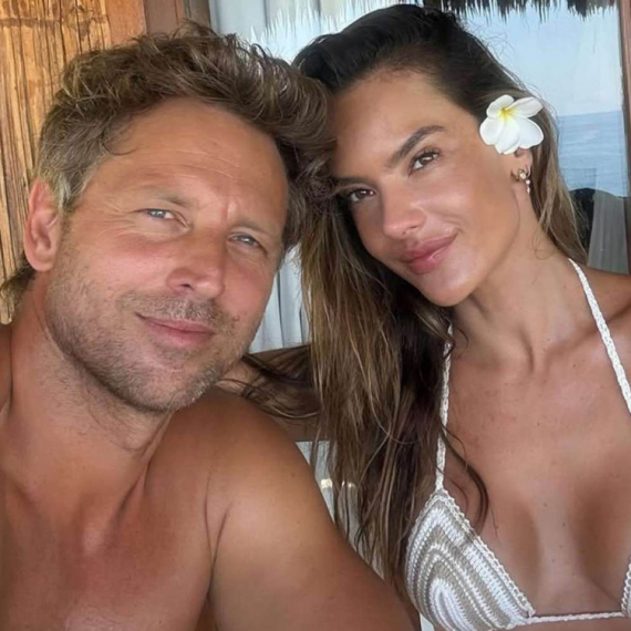 Njenom vereniku nije lako: Zauzela najdraži teren, pa u tanga bikiniju zaludela muški rod FOTO