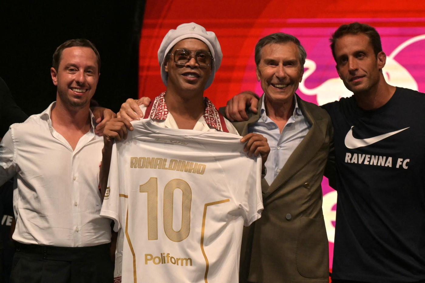 Ronaldinjo u 46. godini predstavljen kao pojačanje: U formi sam VIDEO