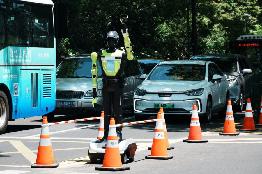 Robokap uživo: Kinezi imaju robota policajca FOTO/VIDEO