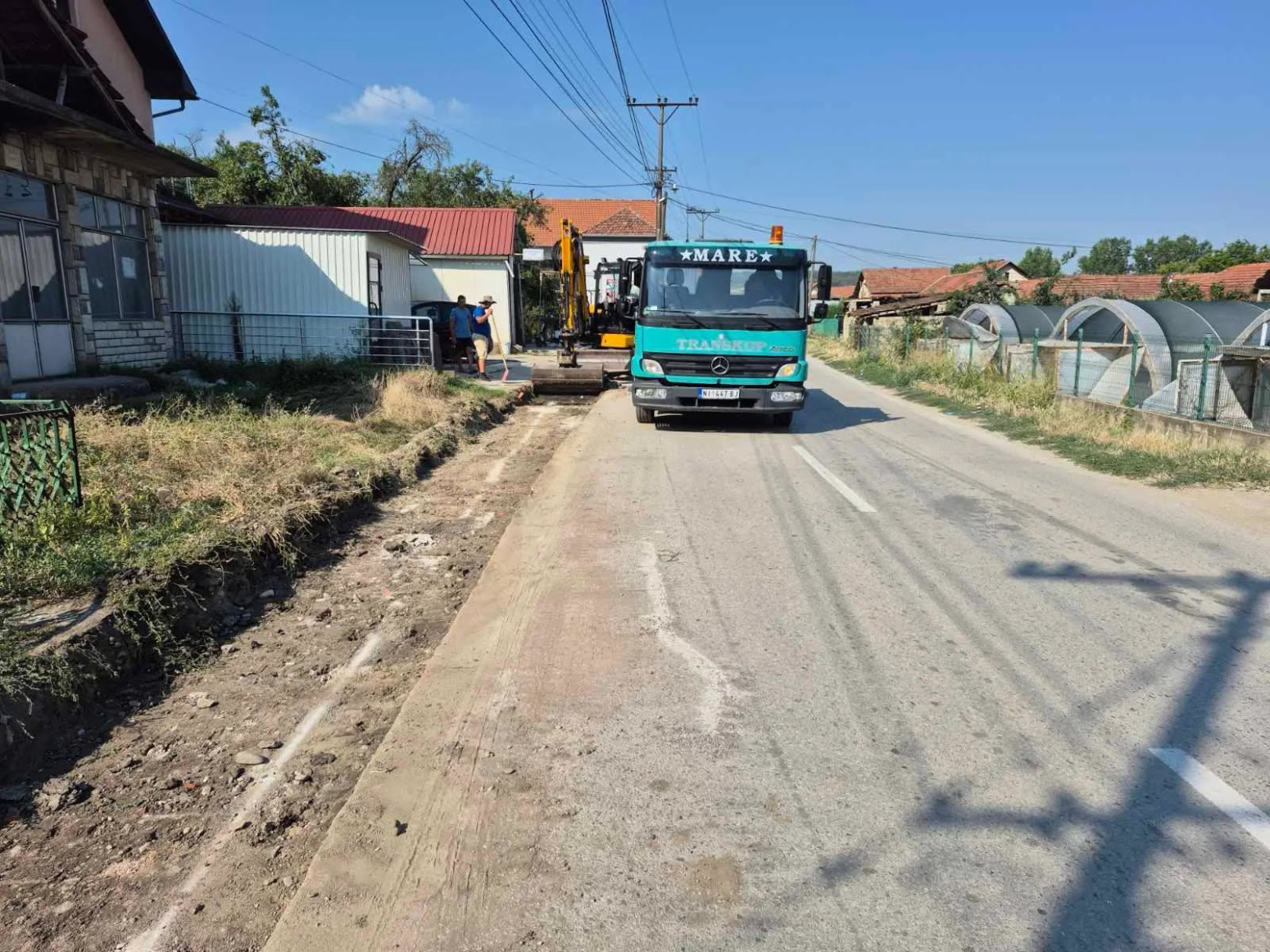 Vučić pre dva dana dao obećanje, danas već počeli radovi: Mašine na terenu, stiže novi trotoar u Pejkovcu FOTO