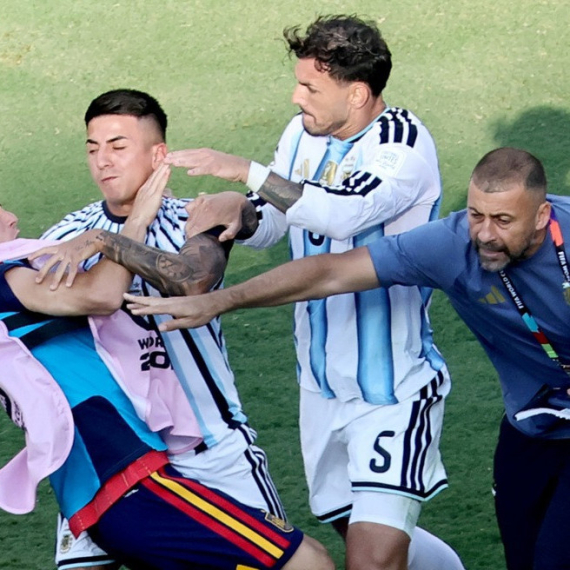 Paredes suspendovan na 10 utakmica zbog napada na Gavija