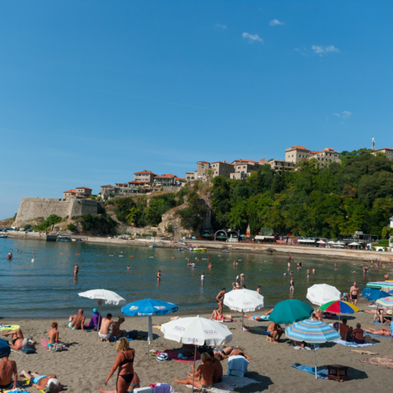 Obezbeđenje stoji na ulazu: Muškarci ne smeju na ovu plažu u Crnoj Gori, razlog će vas iznenaditi FOTO