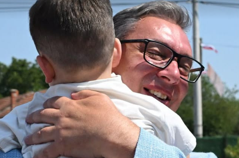 Emotivan trenutak u selu Lopardnica: Vučić se susreo sa kumčetom Lazarom, dečakom sa Kosova i Metohije