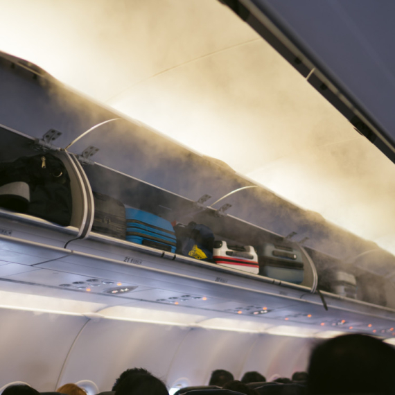 Drama u avionu - izbio požar: Laptop se zapalio tokom leta, putnici zadobili opekotine